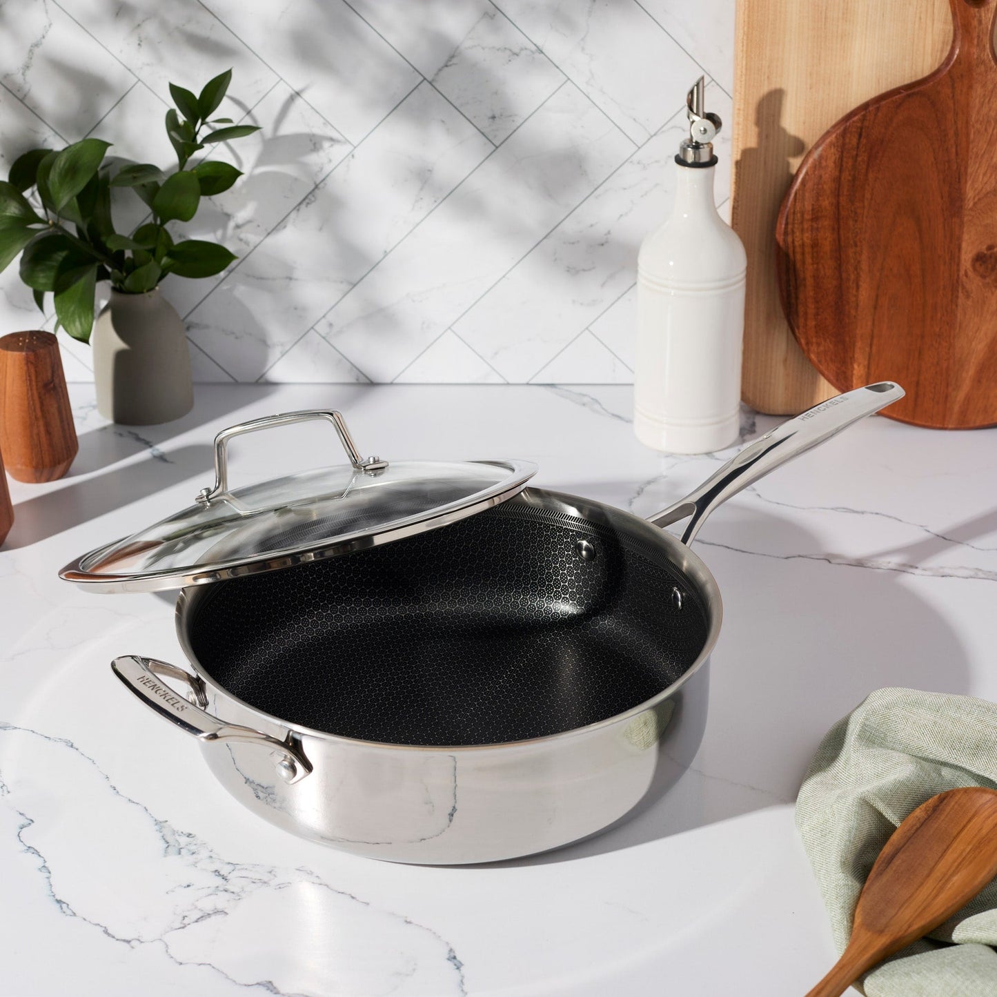 Sauteuse Henckels Paradigm 4 pintes en acier inoxydable avec couvercle et poignée d'aide