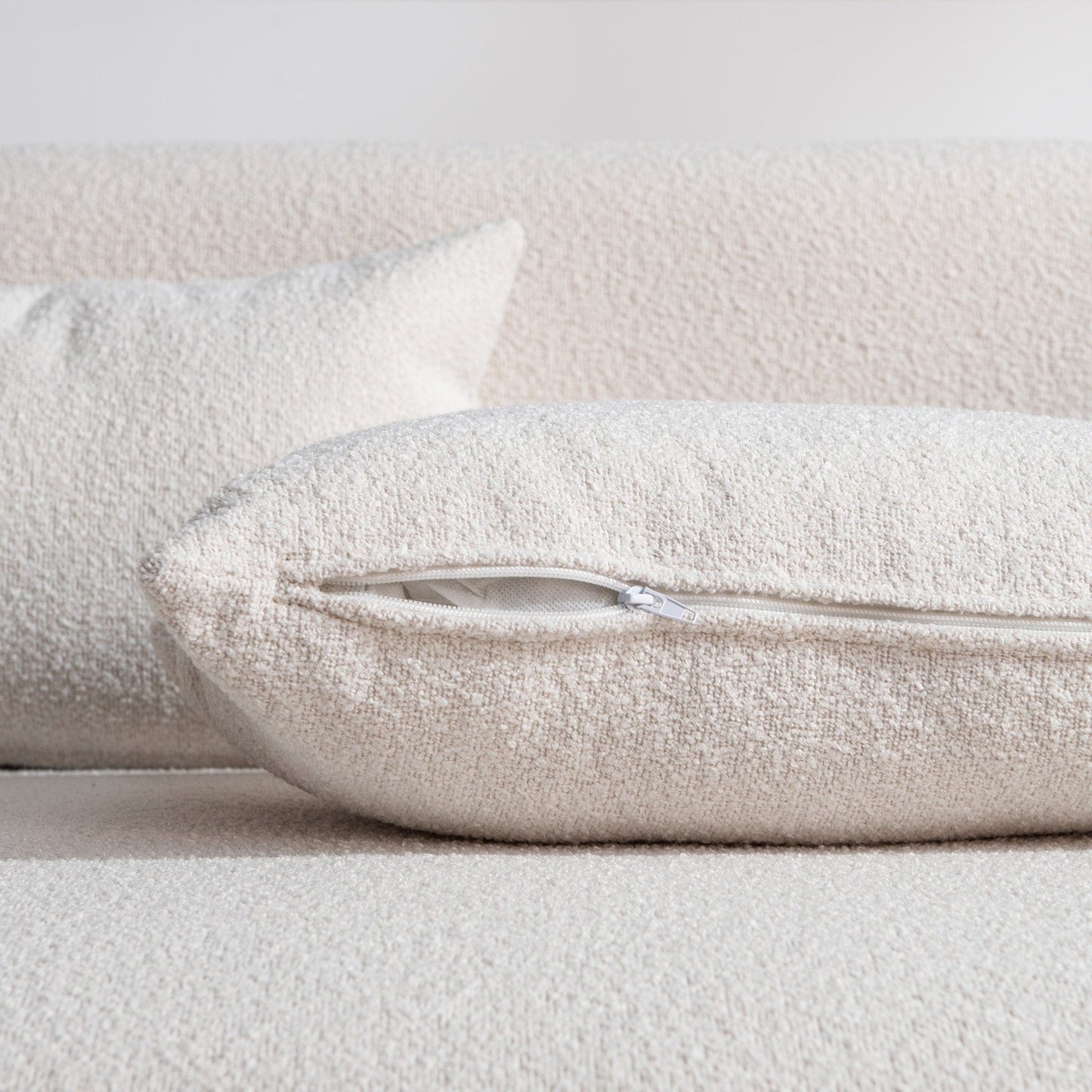 Canapé 2 places KINWELL en tissu bouclé avec coussins