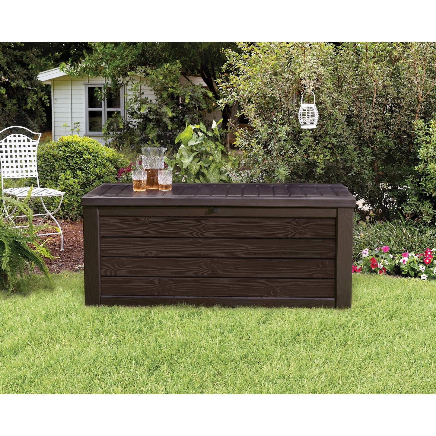 Coffre de rangement extérieur Keter Westwood de 150 gallons (environ 568 litres) en résine durable, marron, idéal pour le mobilier et les accessoires.