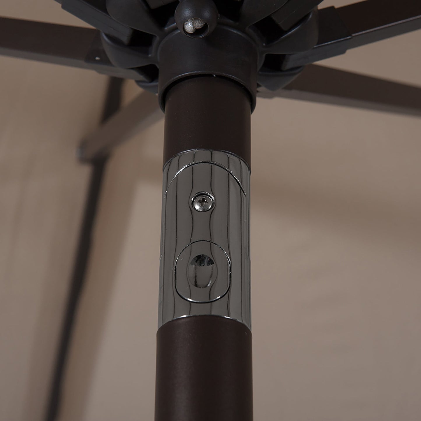 Parasol de terrasse Lopes de 2,74 m (9 pi) avec pied et support lestés finition bronze inclus