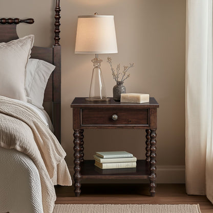 Table de chevet en bois tourné Beckett, signée Madison Park, avec tiroir et étagère.