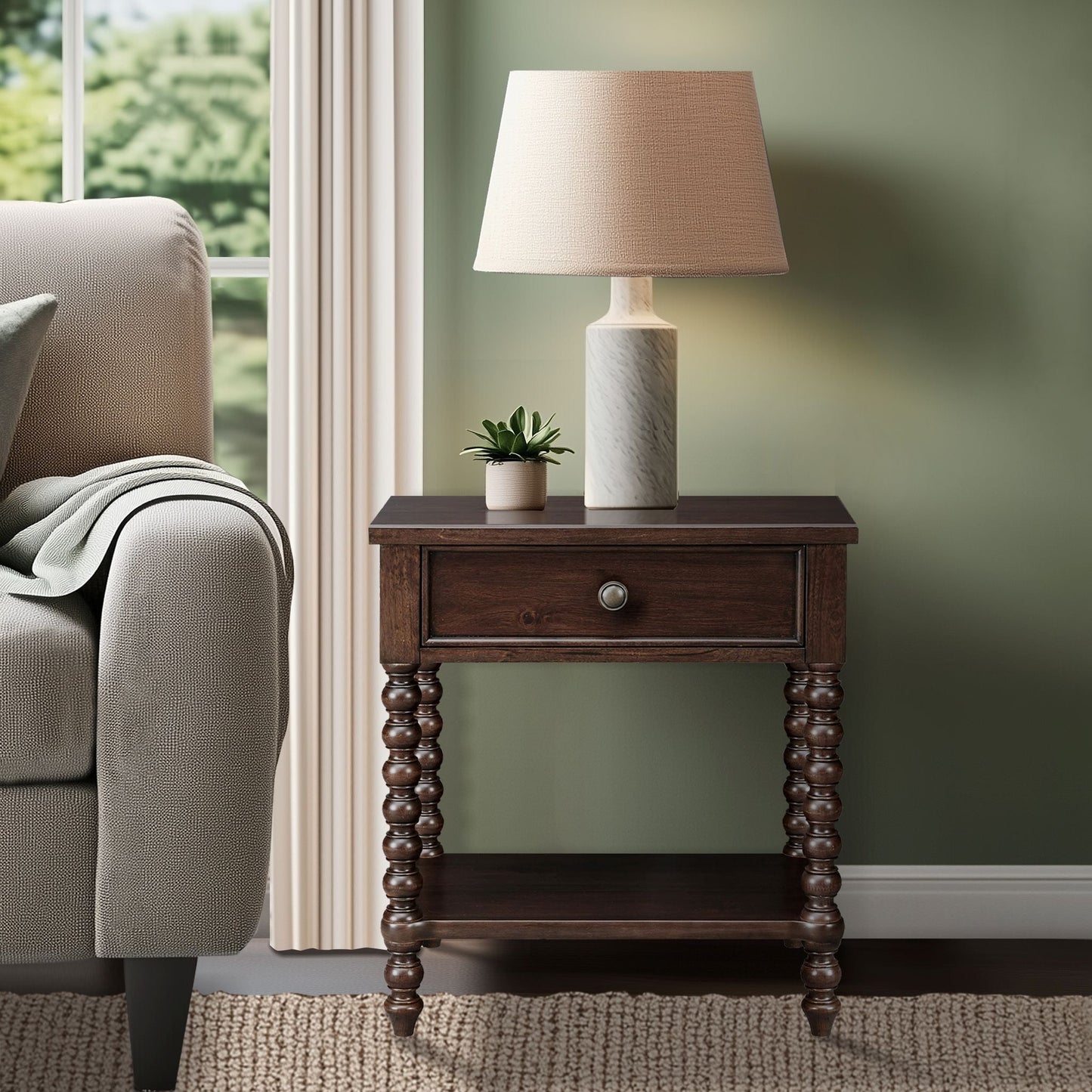 Table de chevet en bois tourné Beckett, signée Madison Park, avec tiroir et étagère.