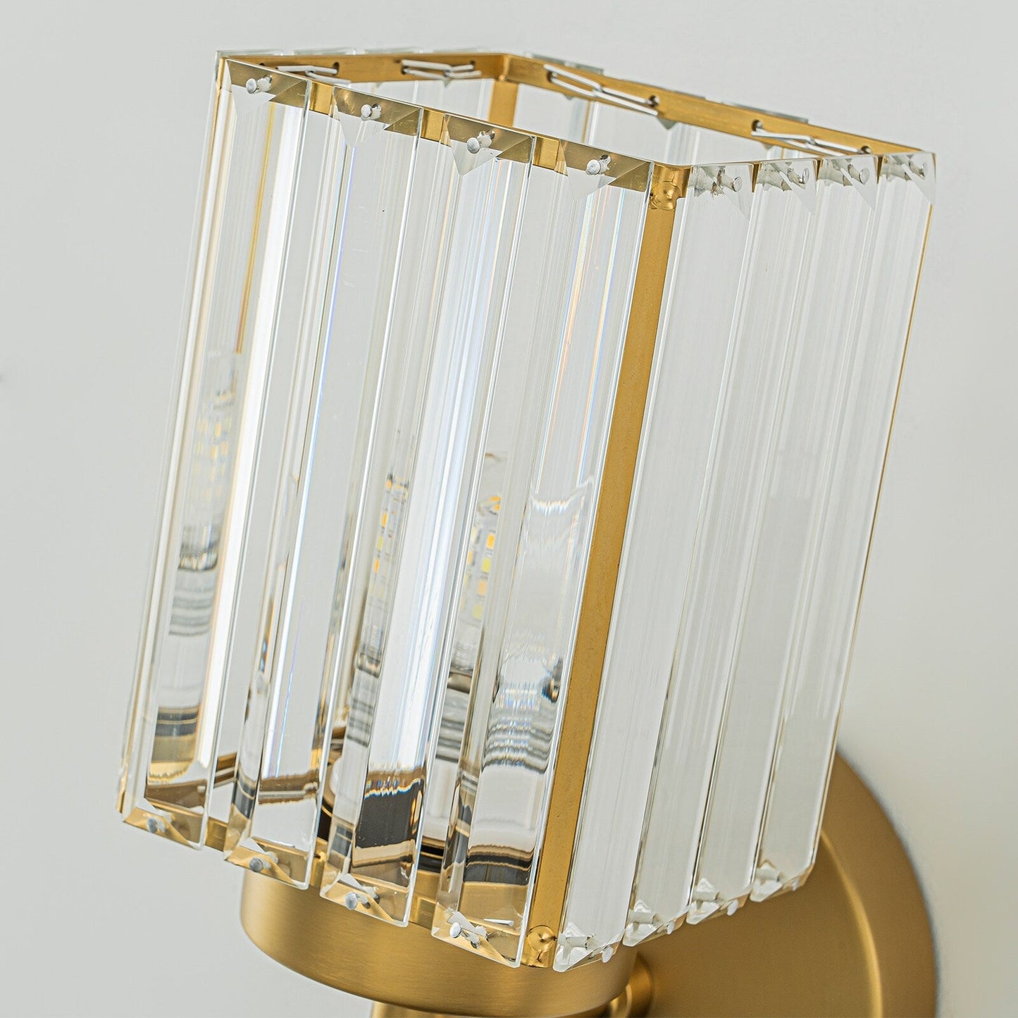 Applique murale moderne dorée à intensité variable, style cylindrique glamour pour salle de bain, applique murale en cristal pour coiffeuse