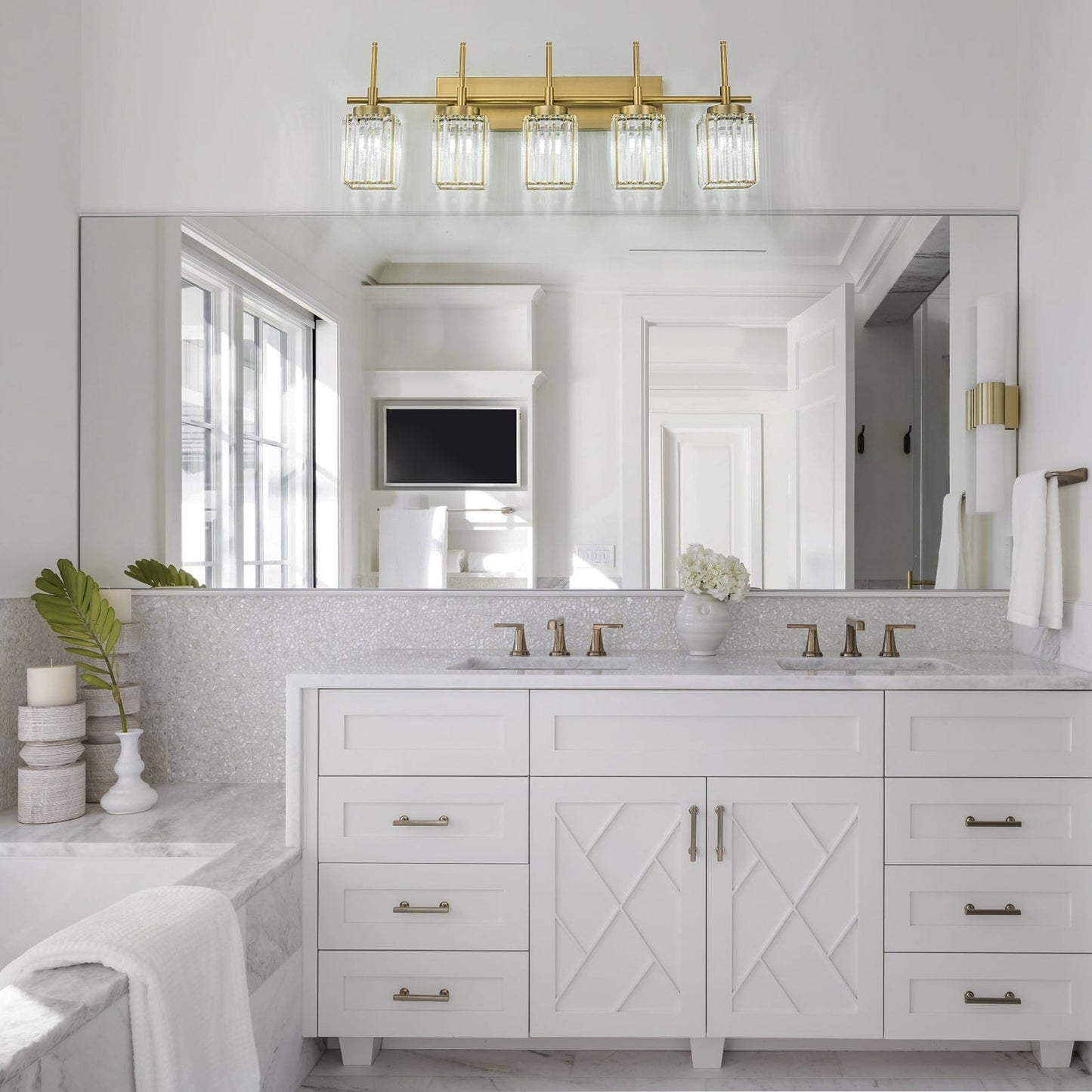 Applique murale moderne dorée à intensité variable, style cylindrique glamour pour salle de bain, applique murale en cristal pour coiffeuse