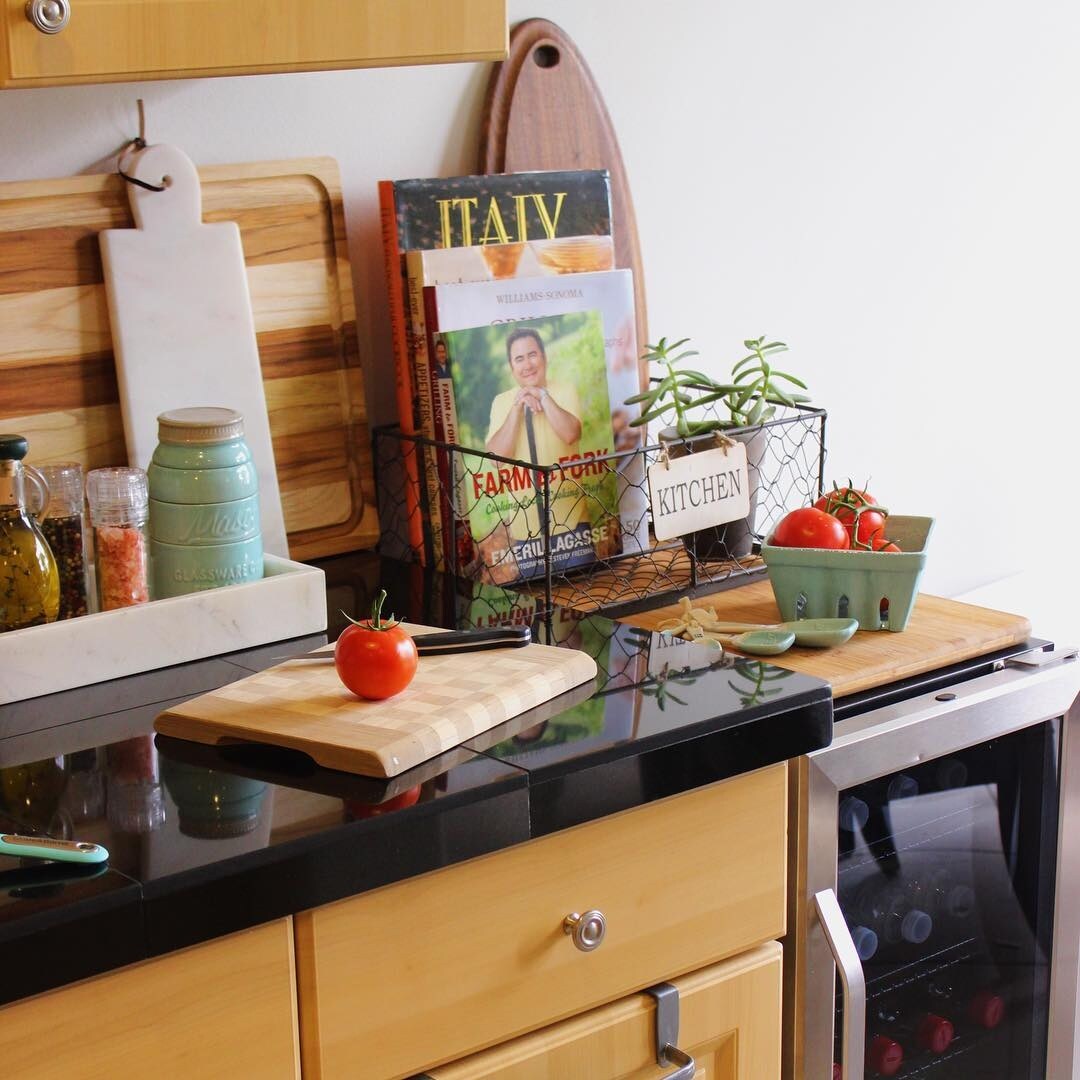 Réfrigérateur à boissons encastrable Newair de 15 pouces (38 cm) et d'une capacité de 96 canettes, en acier inoxydable, avec contrôle de la température et étagères réglables.