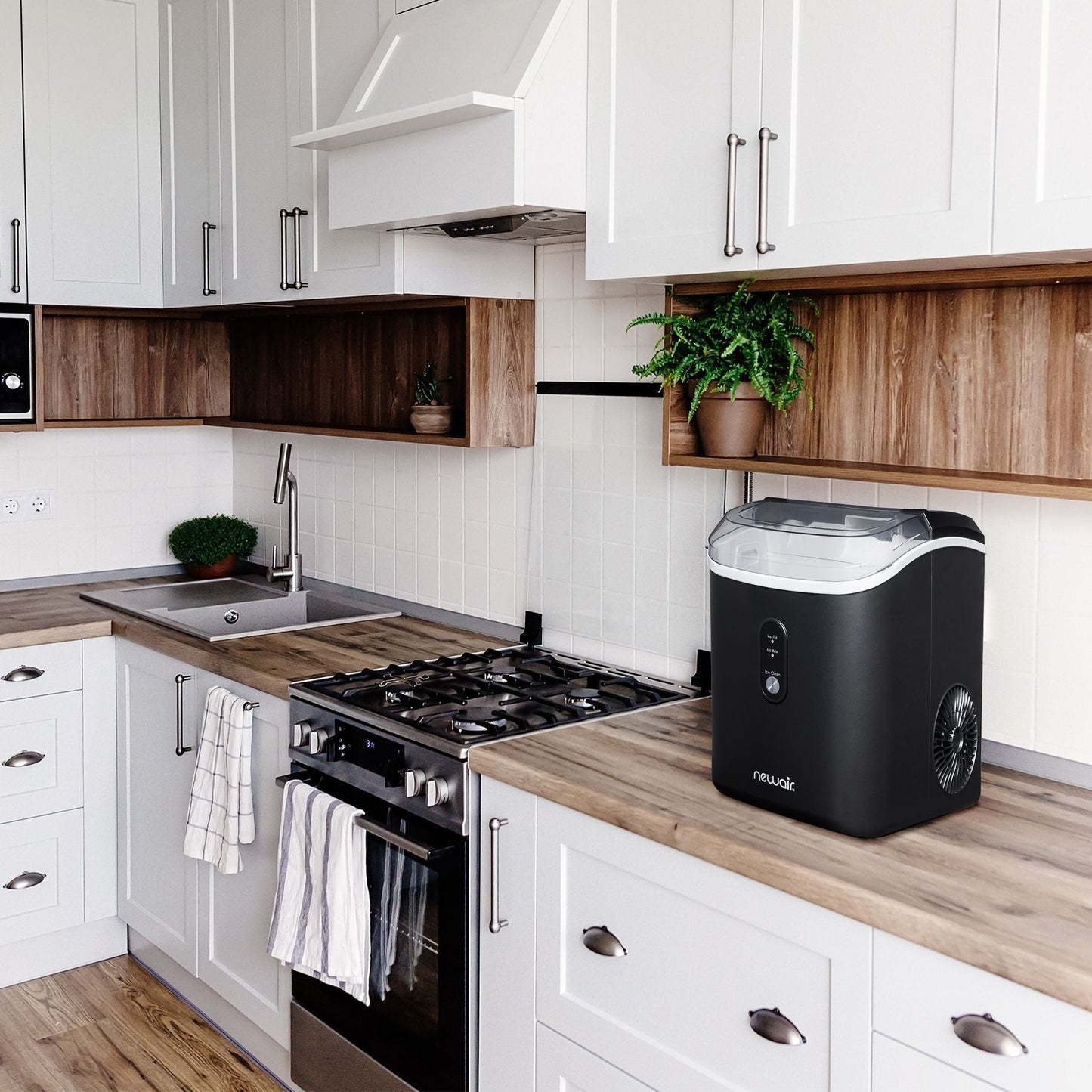 Machine à glaçons Newair de comptoir (12 kg) en forme de pépites, noir mat, avec fenêtre de visualisation des glaçons, bouton autonettoyant et bec verseur facile.