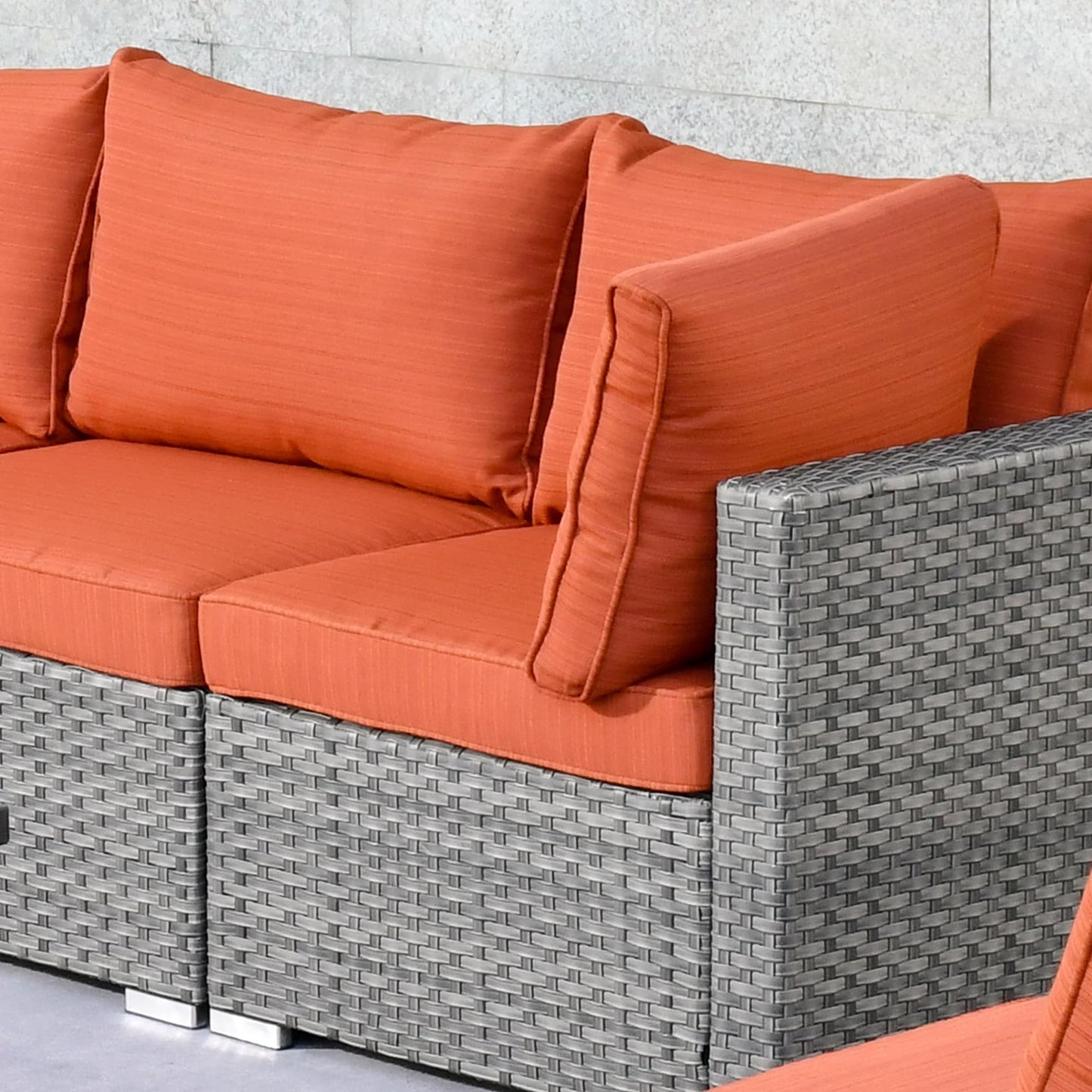 Ensemble de canapé d'angle 11 pièces en résine tressée avec assise profonde, fauteuils pivotants et foyer extérieur OVIOS