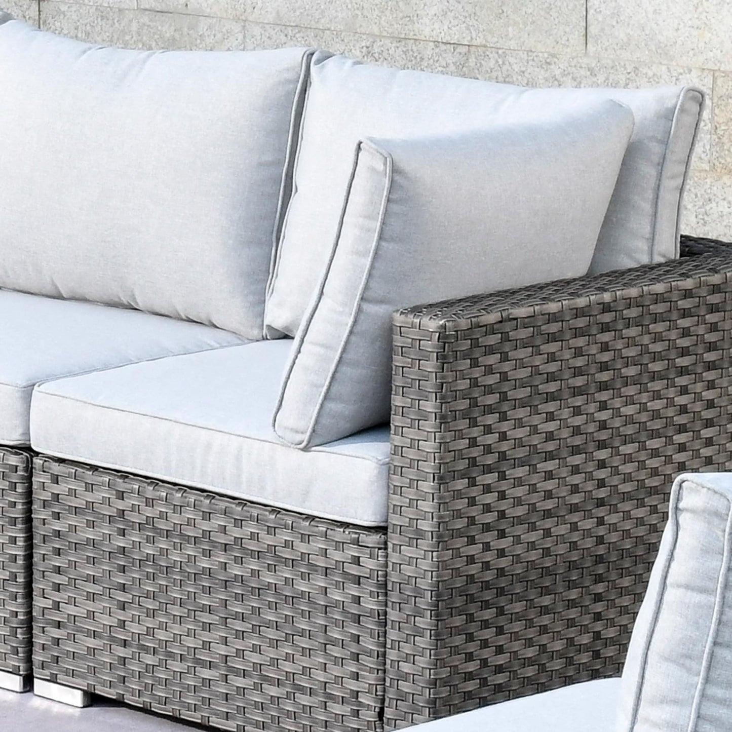 Ensemble de canapé d'angle 11 pièces en résine tressée avec assise profonde, fauteuils pivotants et foyer extérieur OVIOS