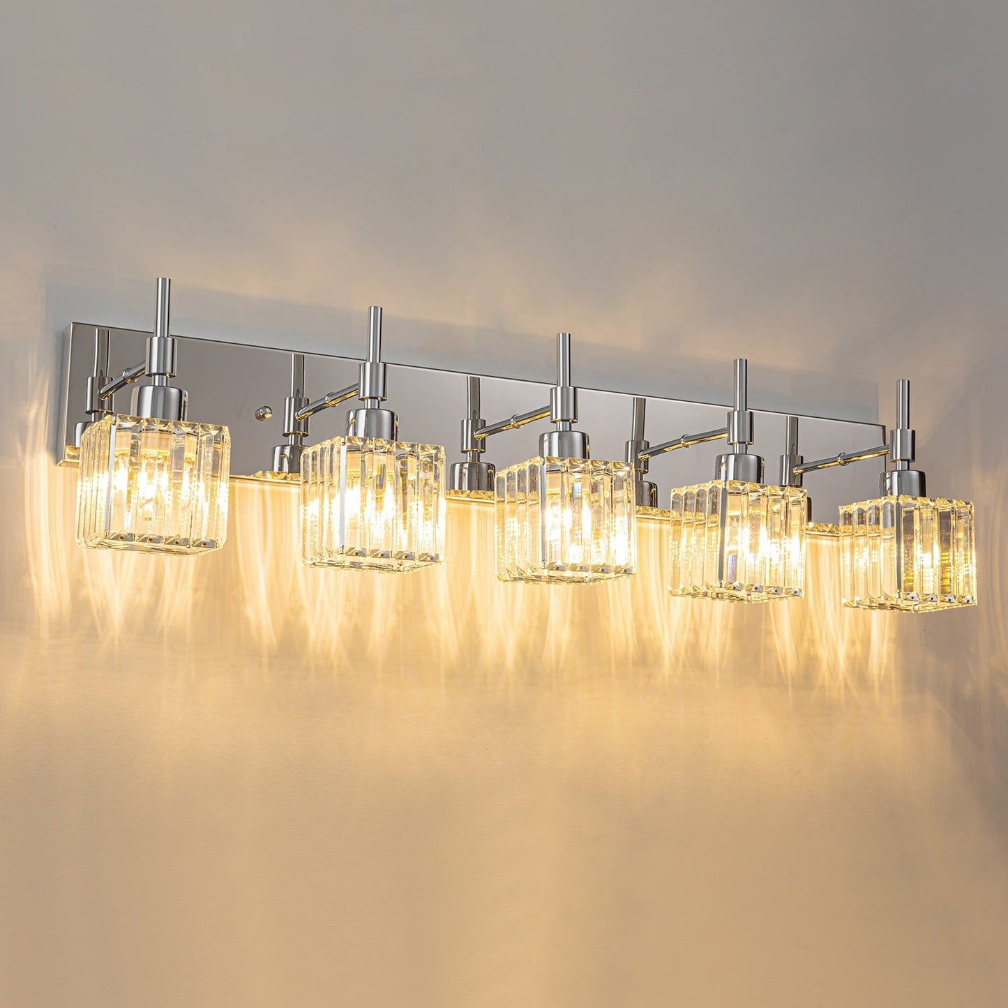 Luminaires de salle de bain modernes à intensité variable en cristal Ora, à installer au-dessus du miroir, style glamour.