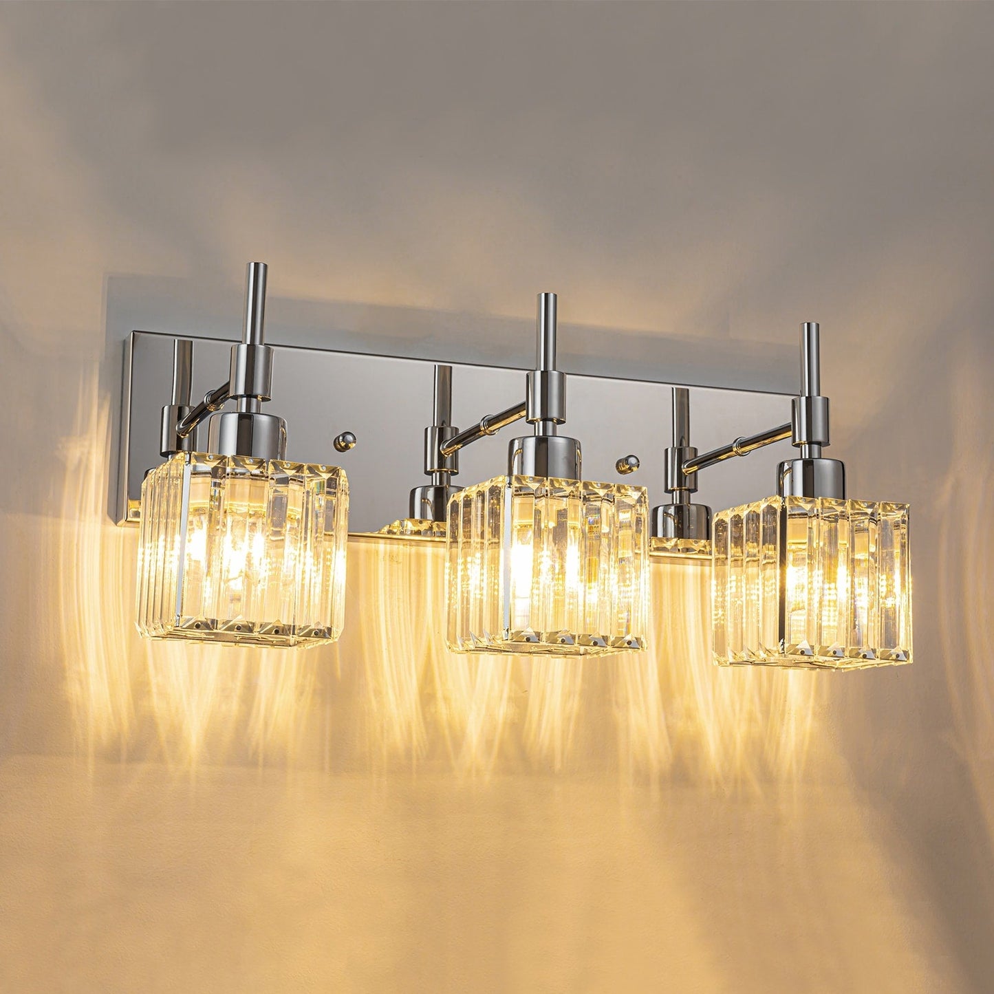 Luminaires de salle de bain modernes à intensité variable en cristal Ora, à installer au-dessus du miroir, style glamour.