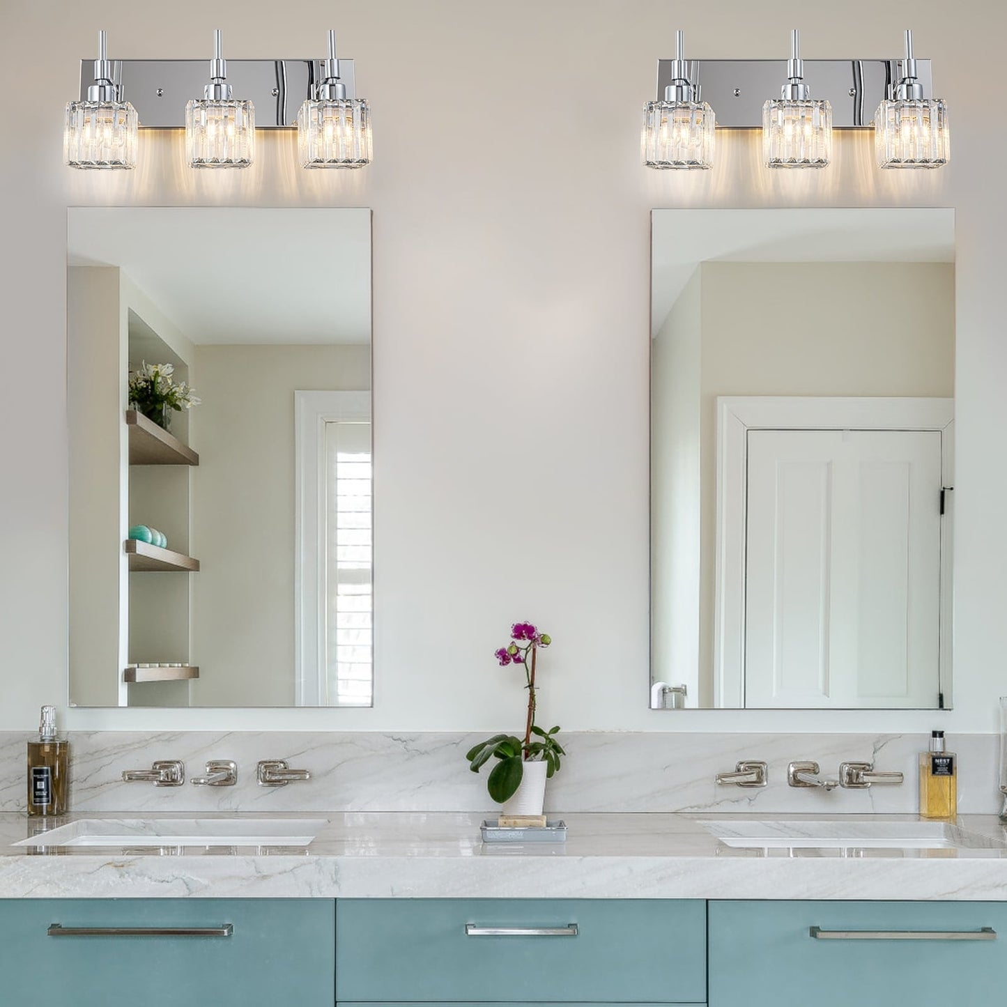 Luminaires de salle de bain modernes à intensité variable en cristal Ora, à installer au-dessus du miroir, style glamour.