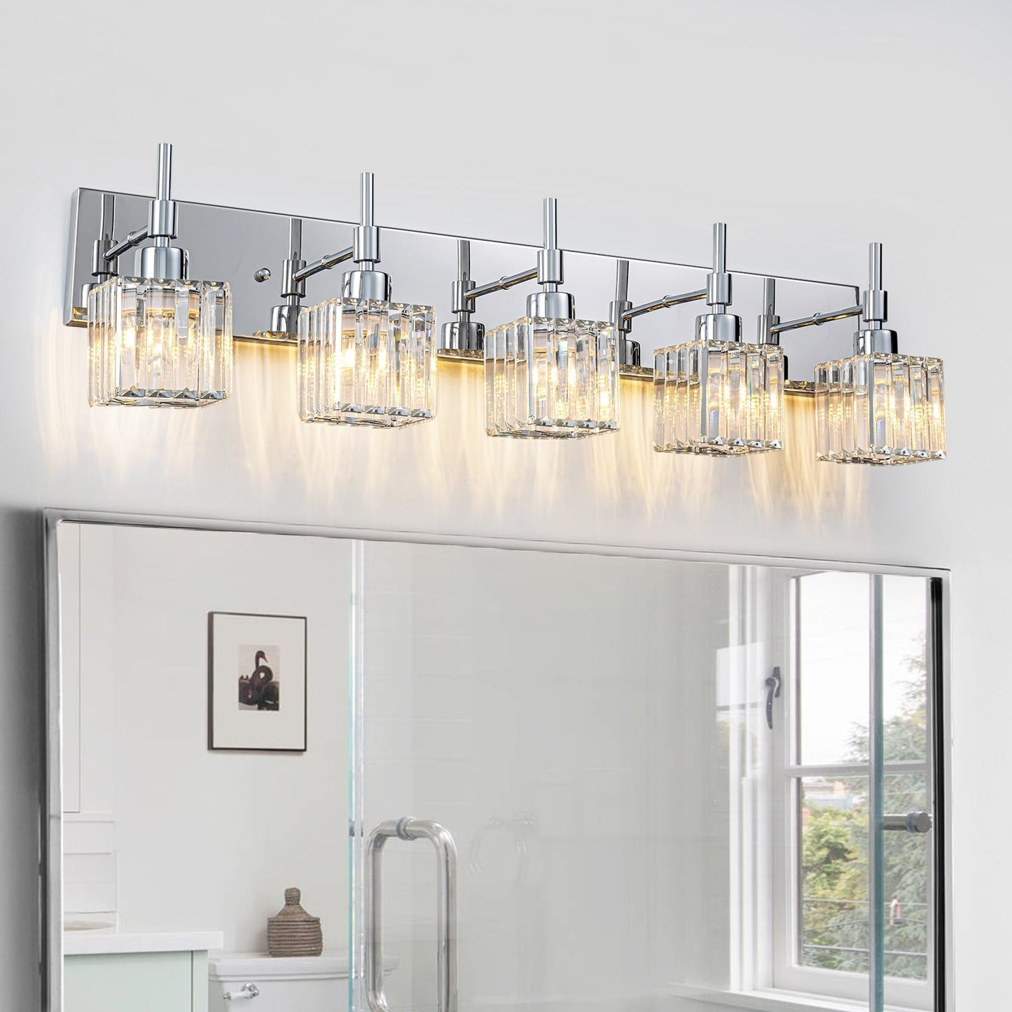 Luminaires de salle de bain modernes à intensité variable en cristal Ora, à installer au-dessus du miroir, style glamour.
