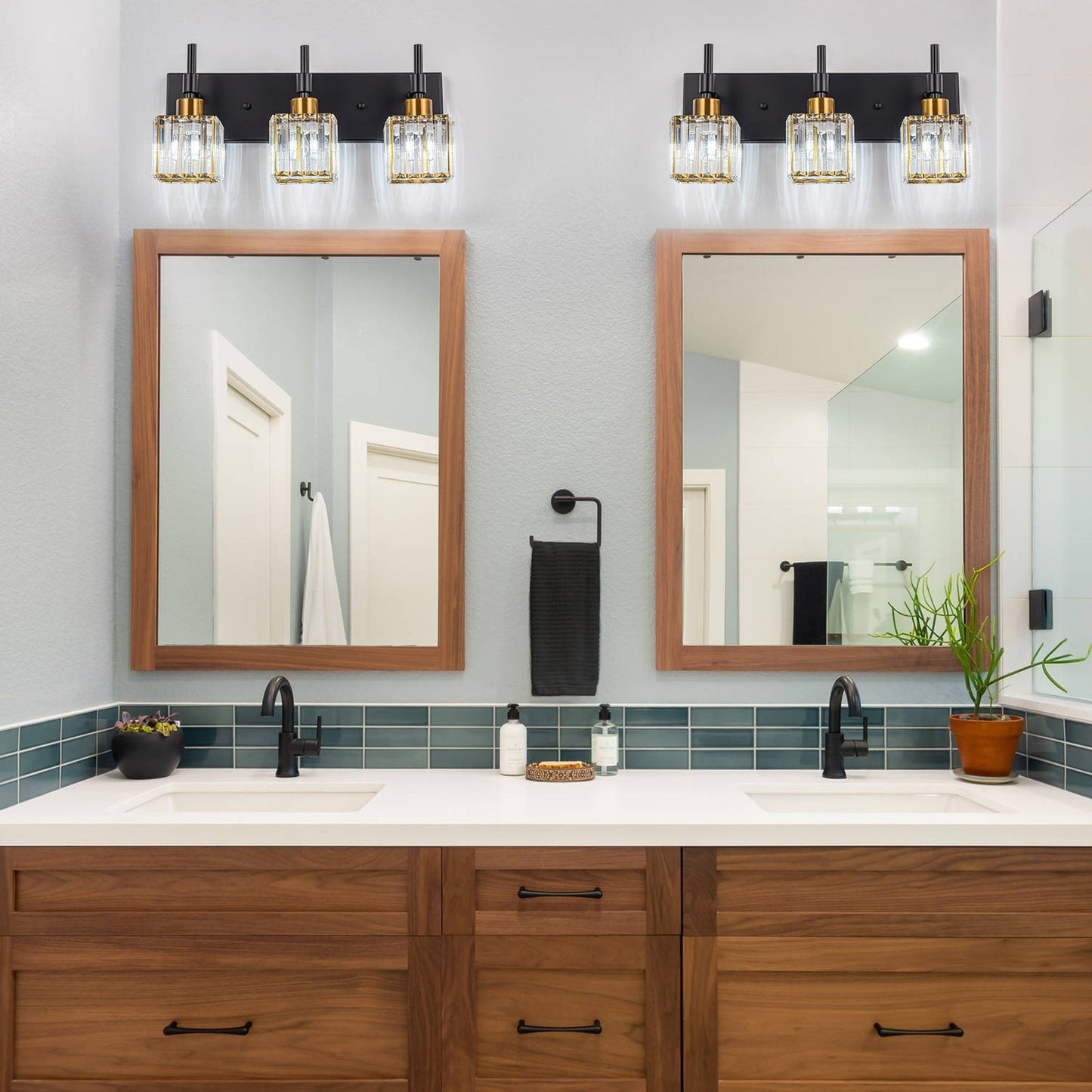 Luminaires de salle de bain modernes à intensité variable en cristal Ora, à installer au-dessus du miroir, style glamour.