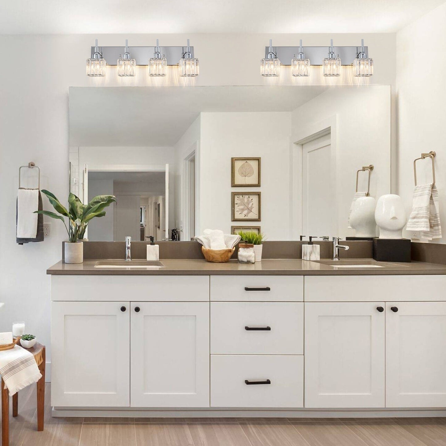 Luminaires de salle de bain modernes à intensité variable en cristal Ora, à installer au-dessus du miroir, style glamour.