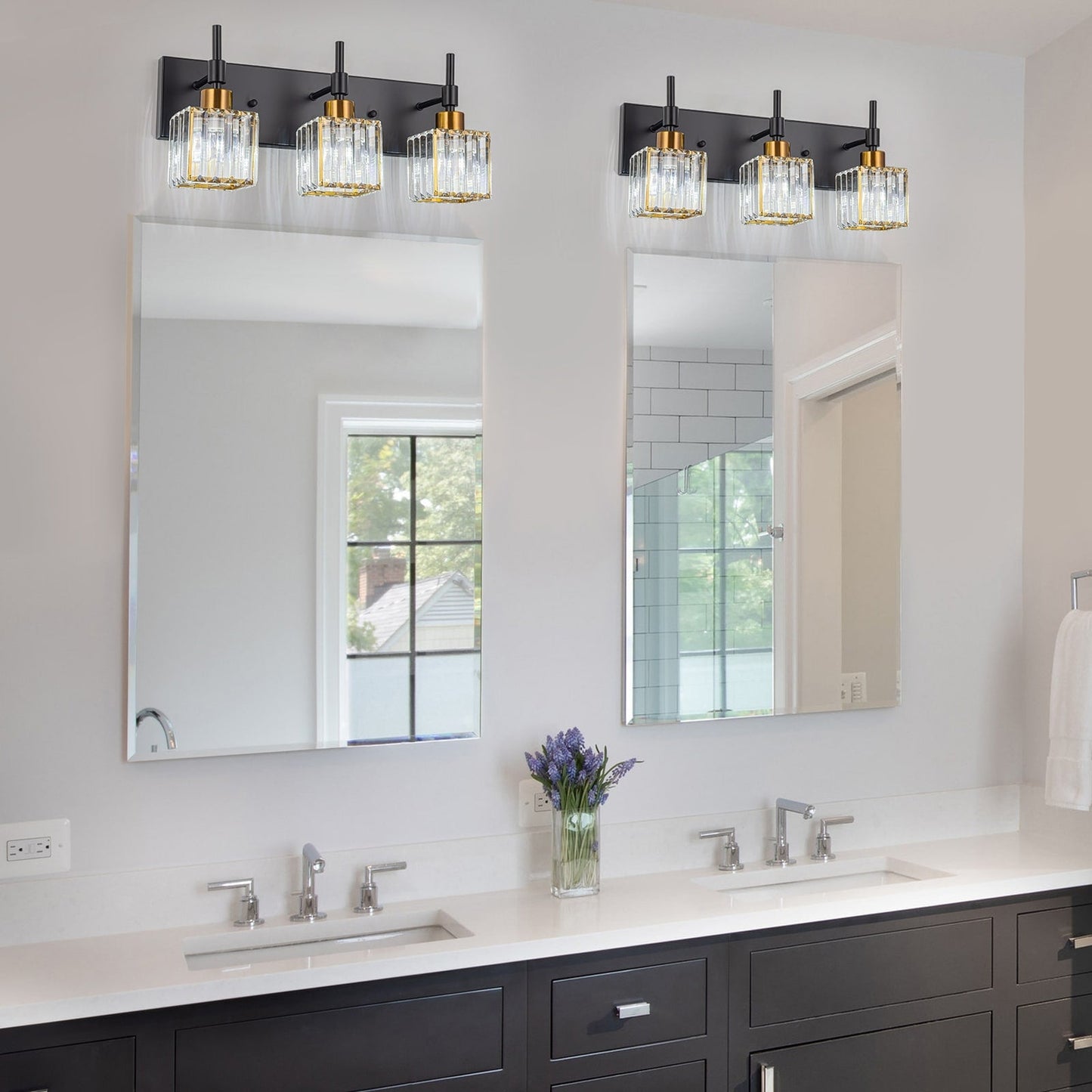 Luminaires de salle de bain modernes à intensité variable en cristal Ora, à installer au-dessus du miroir, style glamour.