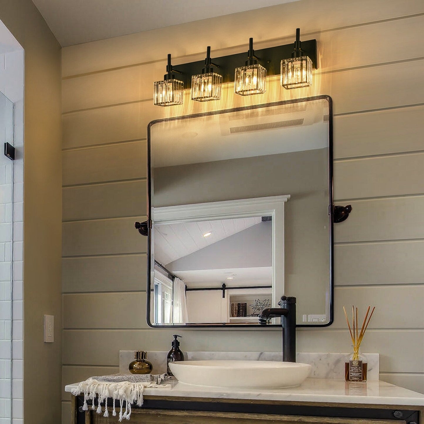 Luminaires de salle de bain modernes à intensité variable en cristal Ora, à installer au-dessus du miroir, style glamour.