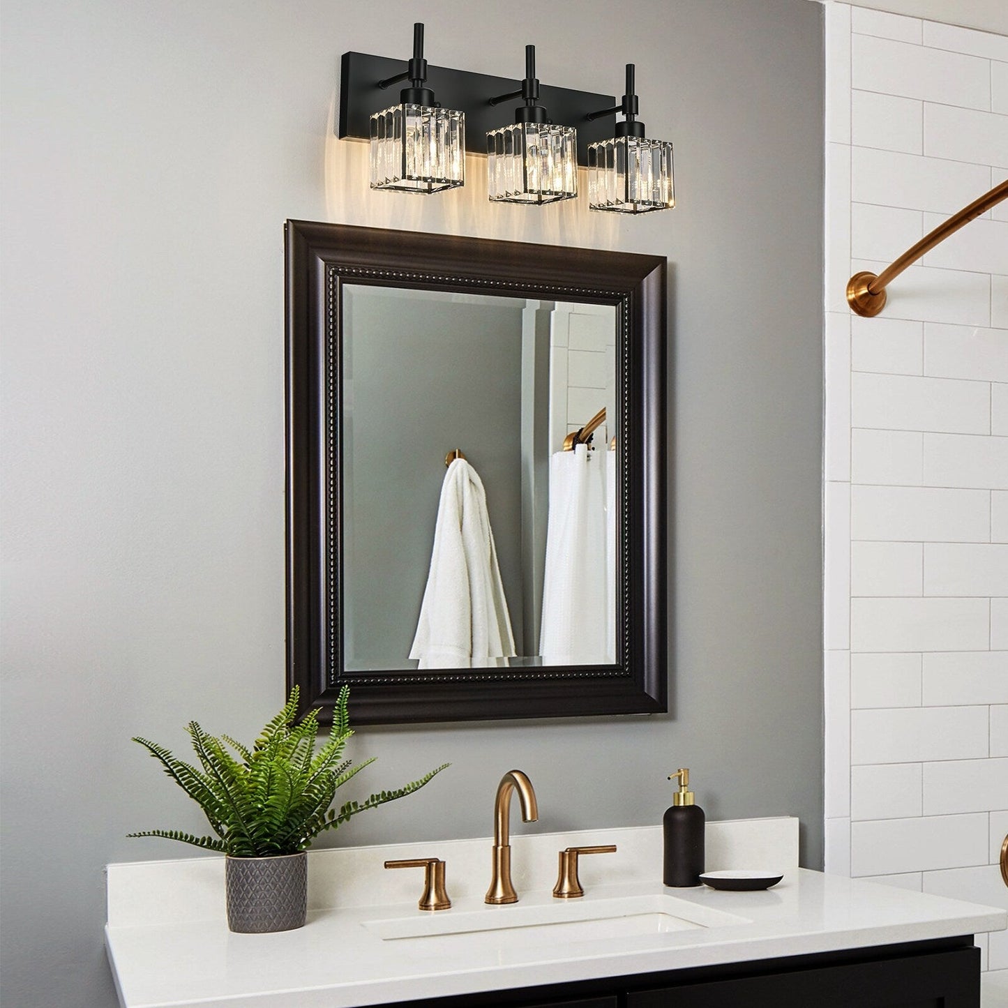 Luminaires de salle de bain modernes à intensité variable en cristal Ora, à installer au-dessus du miroir, style glamour.