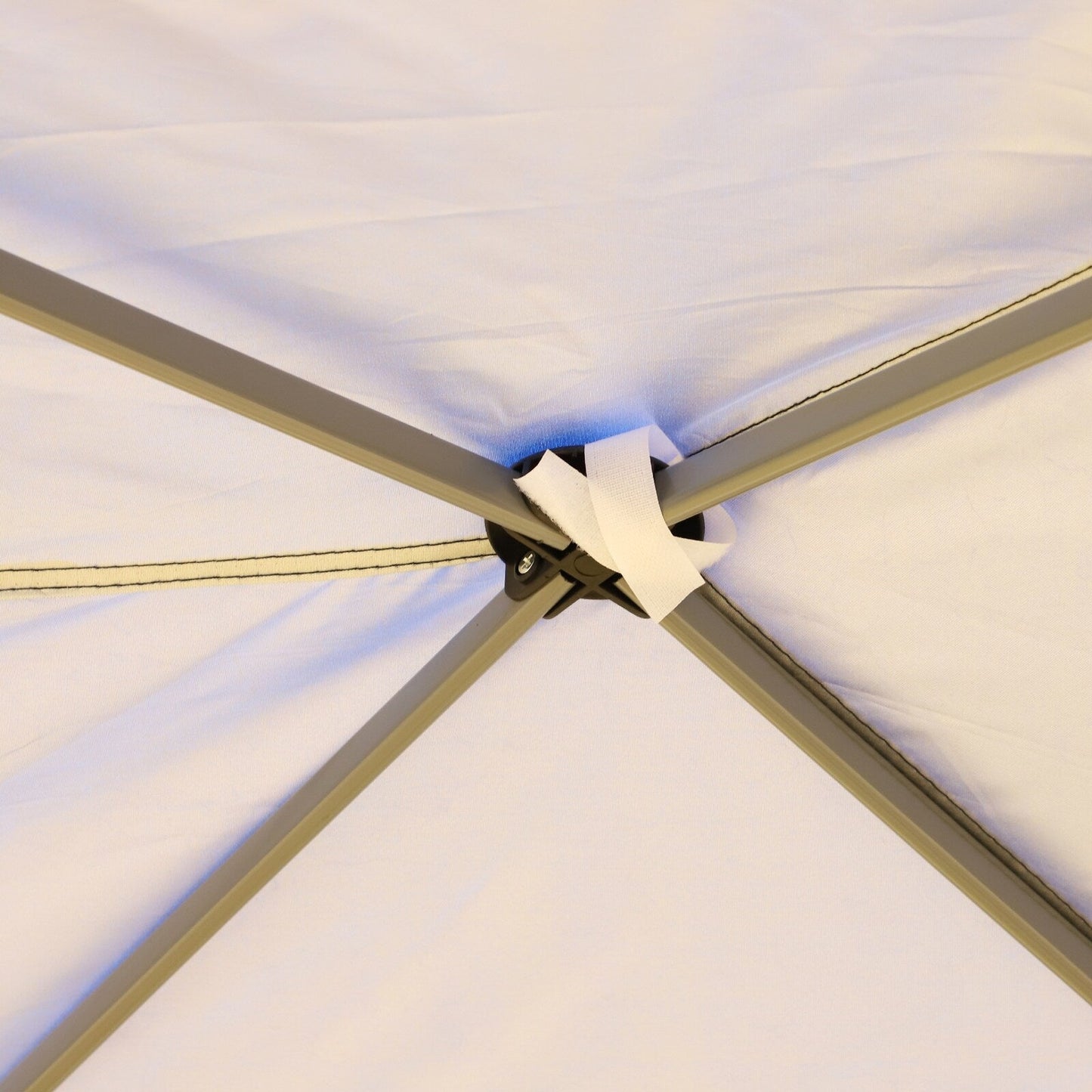 Auvent pliable robuste Outsunny avec structure solide, toit anti-UV et sac de transport pour terrasse, jardin, plage, etc.