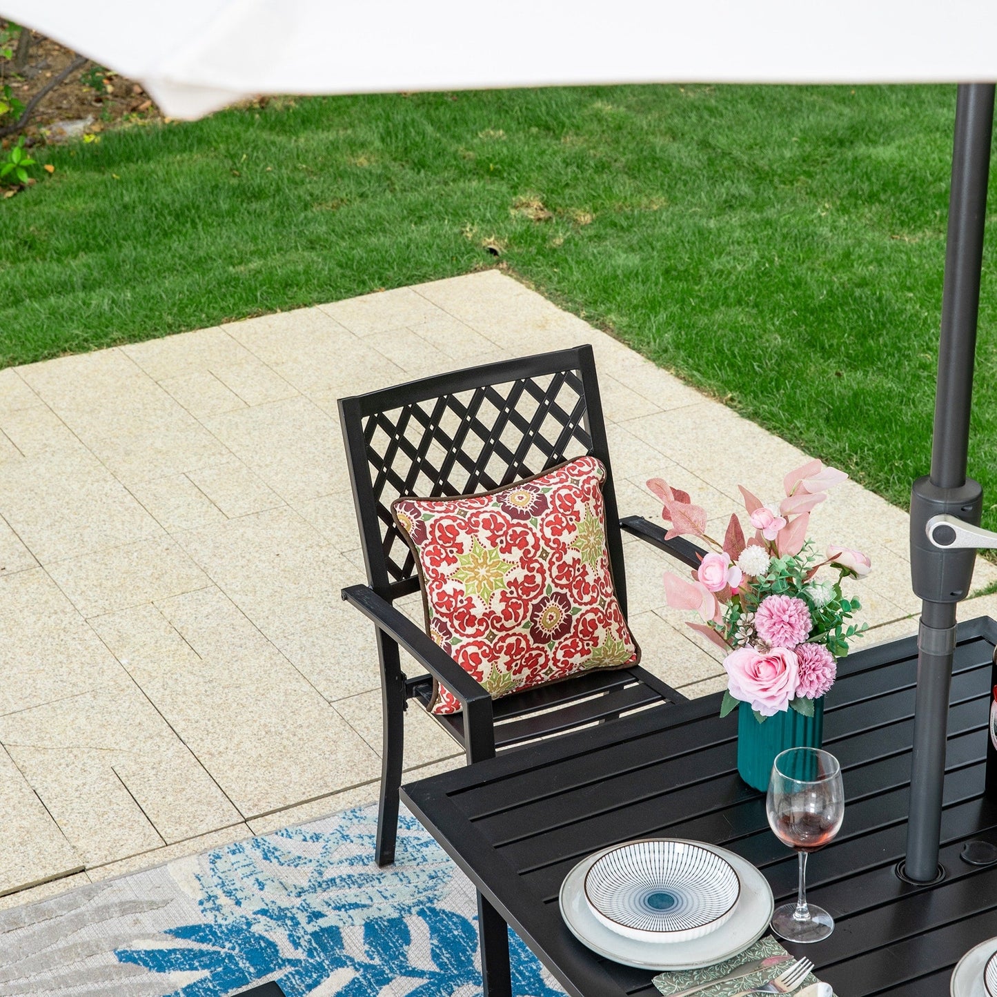 Ensemble de salle à manger d'extérieur MAISON ARTS 6 pièces avec parasol à 3 niveaux inclinable automatiquement de 3 m : 4 chaises d'extérieur en métal, 1 table à manger carrée en métal