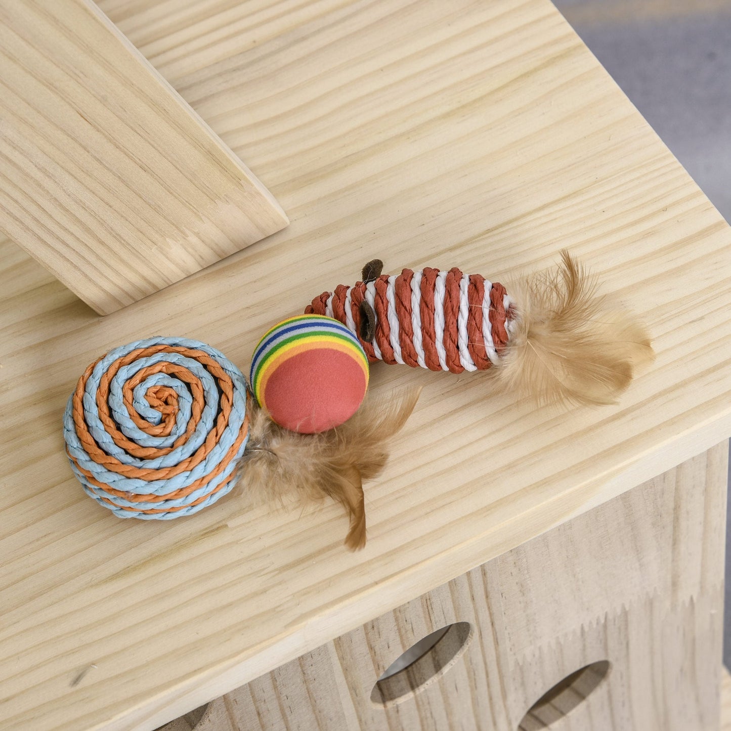 Arbre à chat PawHut à plusieurs niveaux avec poteau à griffer recouvert de sisal, activités pour chatons et coussin moelleux de luxe