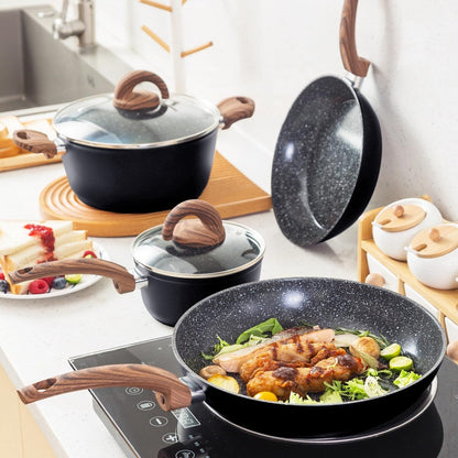Ensemble de casseroles et poêles antiadhésives, batterie de cuisine en céramique à motifs, compatible induction, comprenant poêles à frire et cocotte avec couvercles.