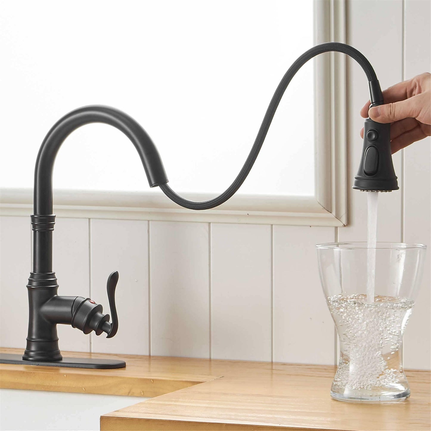 Robinet de cuisine moderne monotrou avec douchette extractible et plaque de montage.
