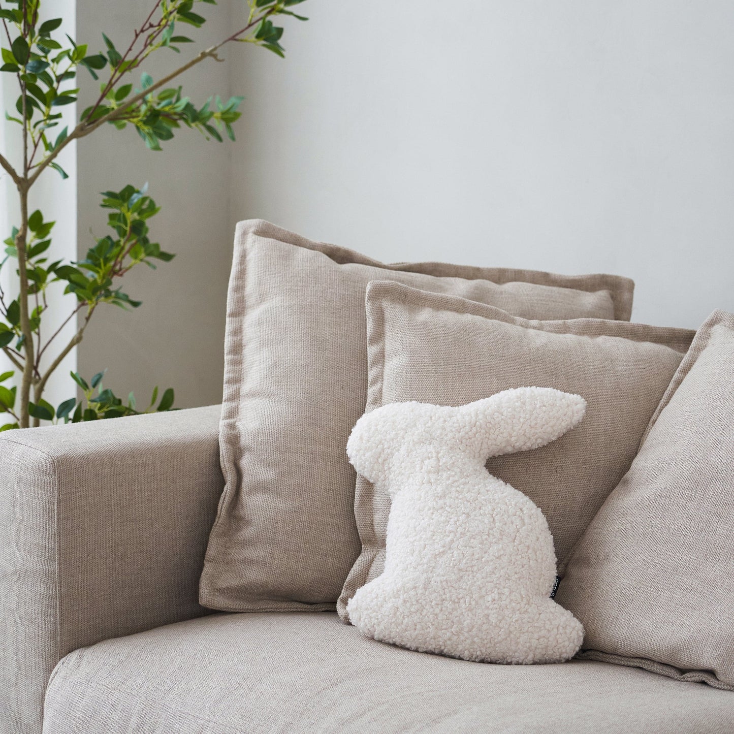 Coussin décoratif lapin penseur