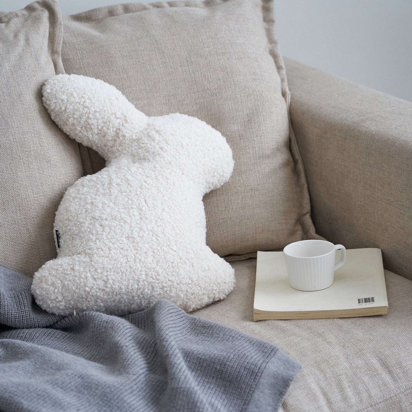 Coussin décoratif lapin penseur