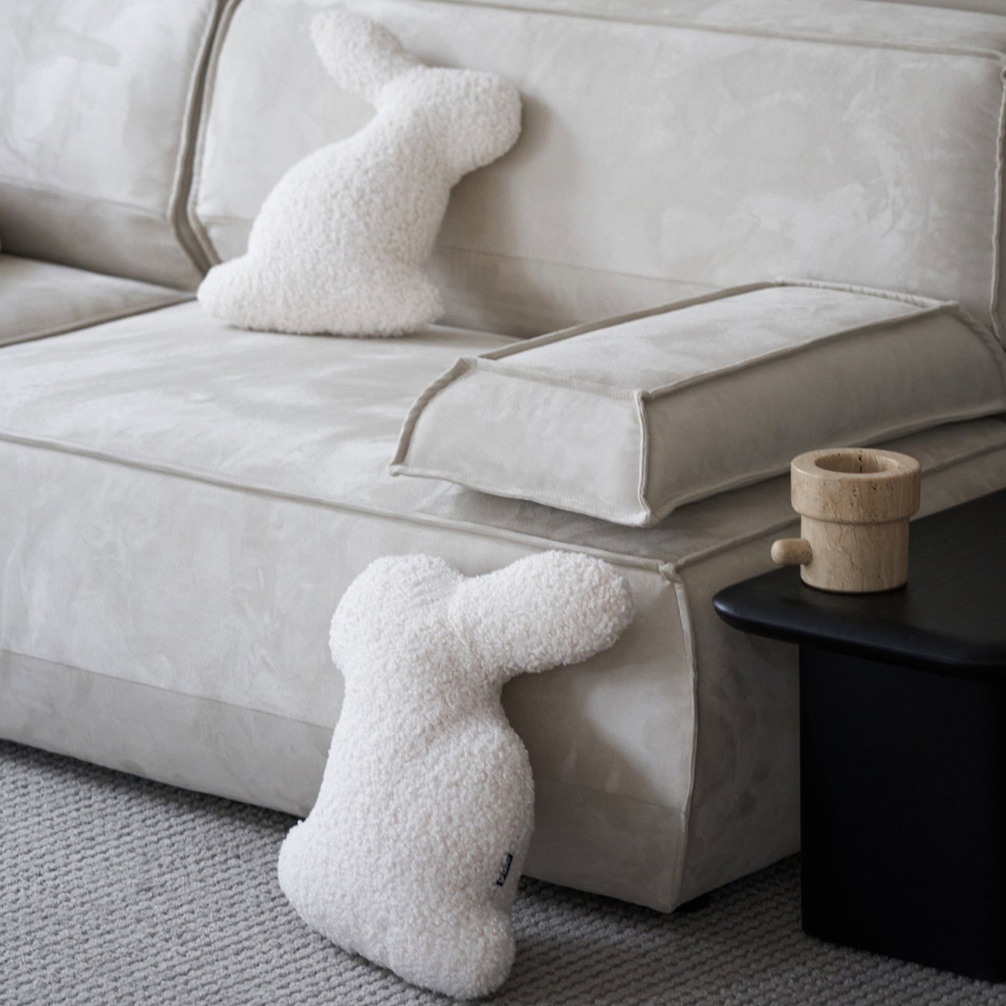 Coussin décoratif lapin penseur