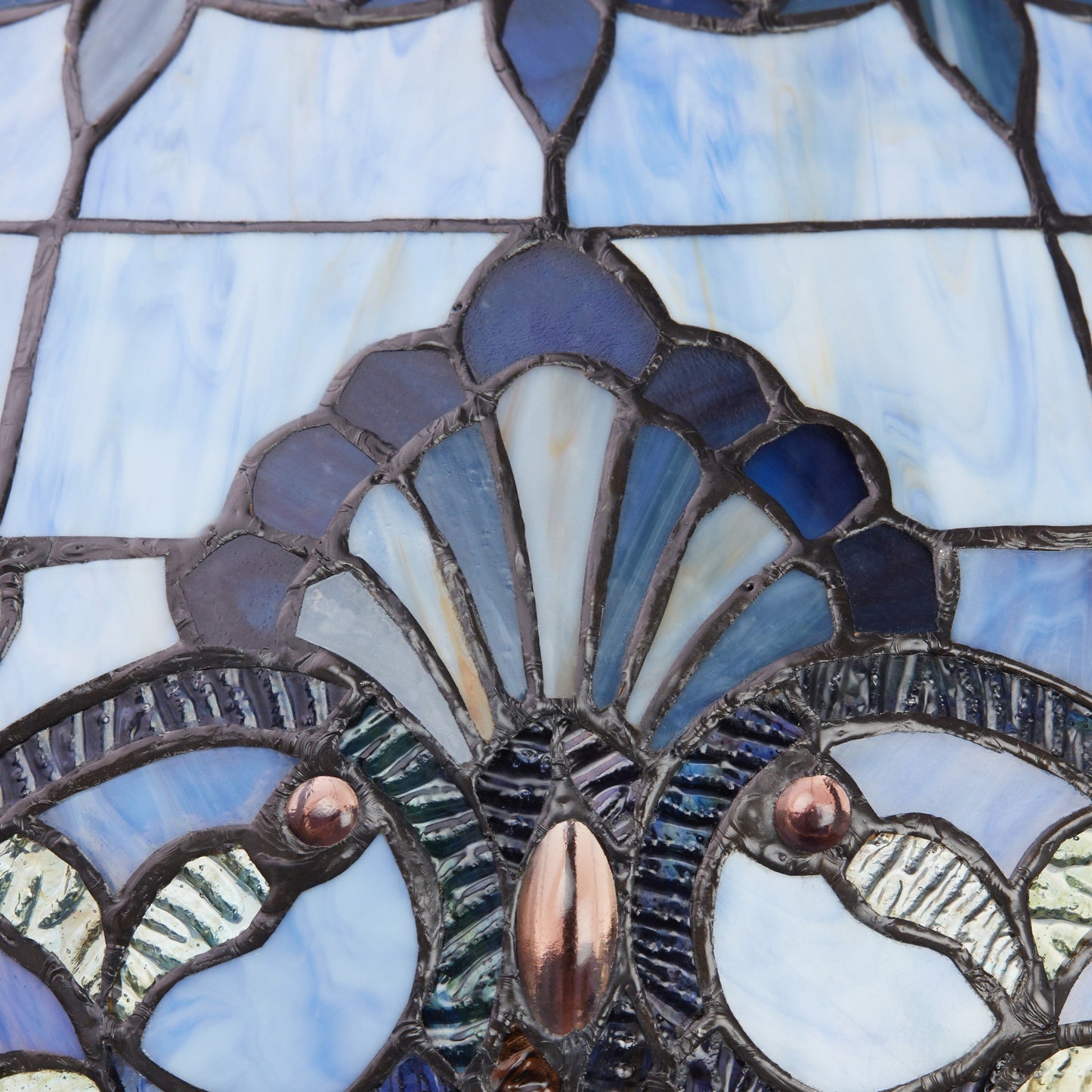 Lampadaire encastré River of Goods Allistar en vitrail et résine, 3 lumières, hauteur 162,5 cm (20 po x 20 po x 64 po) - 51 cm (20 po) L x 51 cm (20 po) l x 162,5 cm (64 po) H