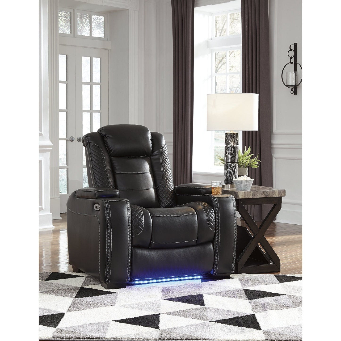 Fauteuil inclinable électrique noir Party Time, une création exclusive d'Ashley