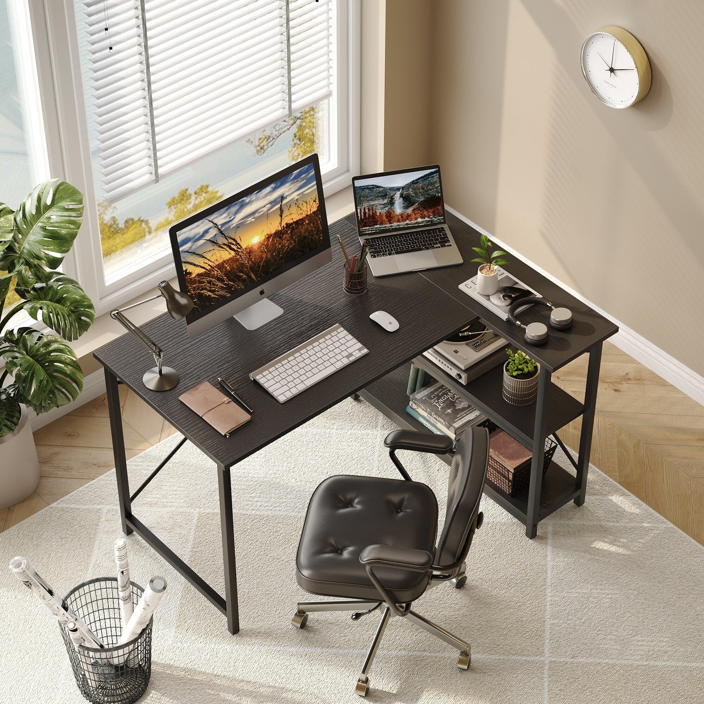 Petit bureau d'angle en forme de L avec étagères de rangement