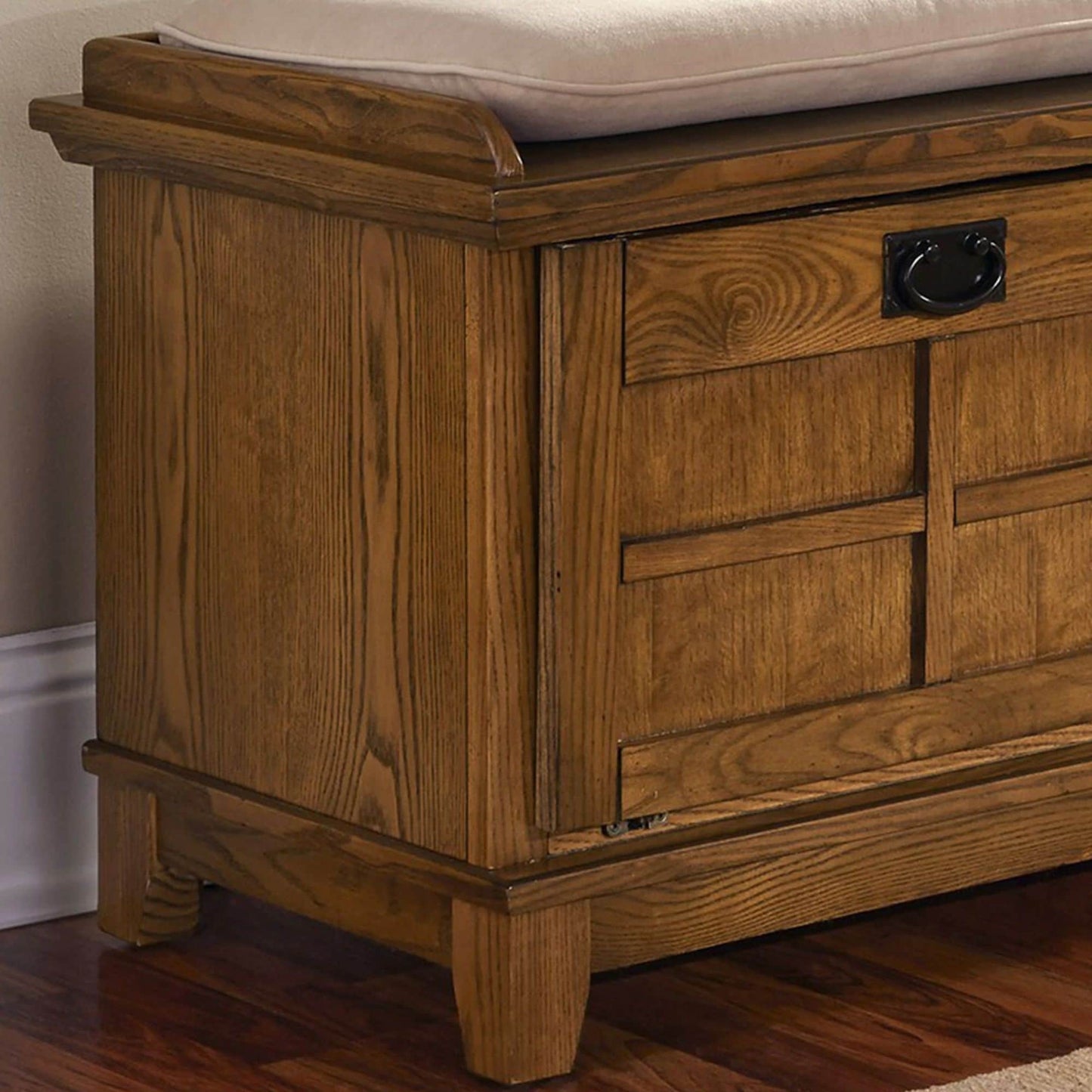 Banc de rangement rembourré en pierre ancienne de la grange grise