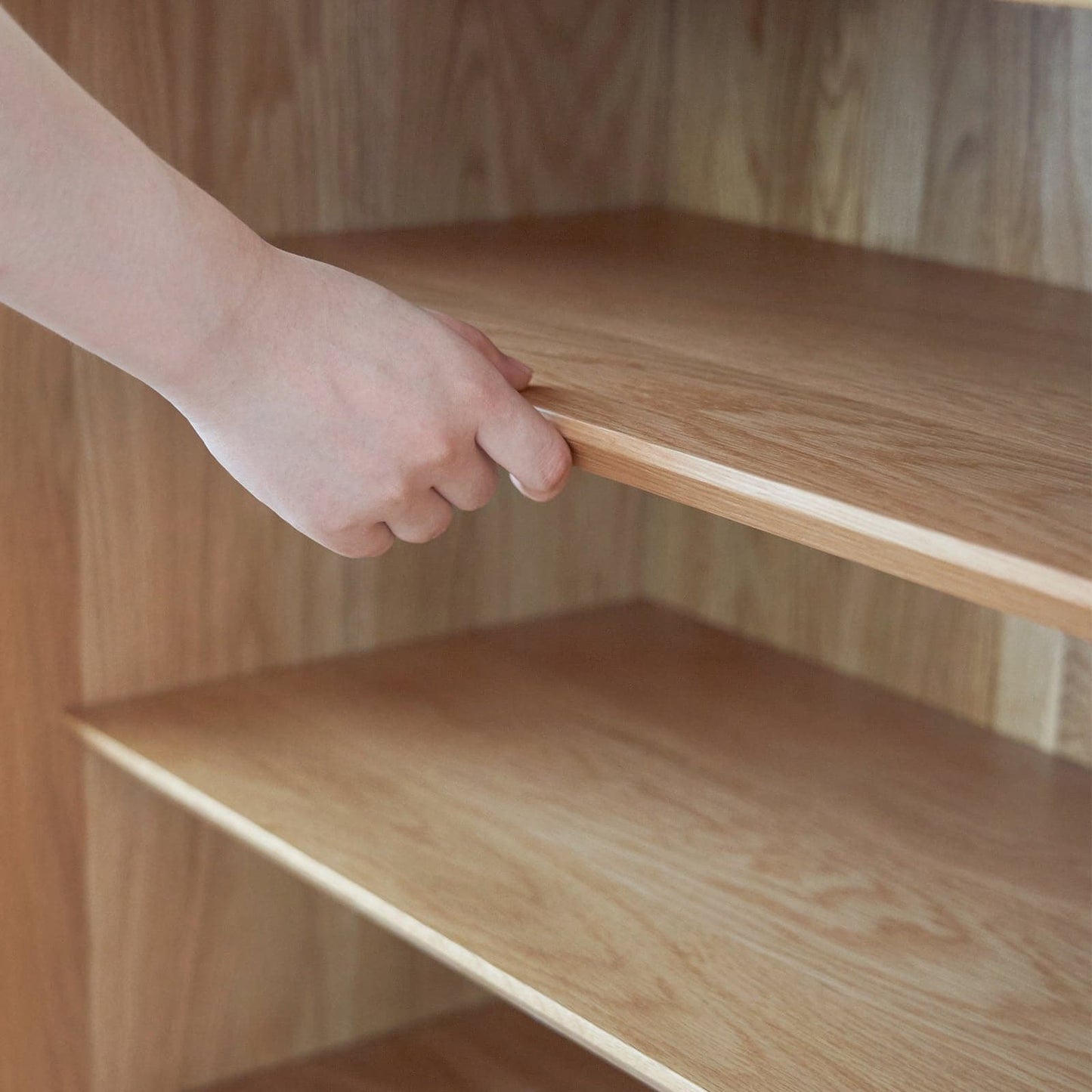 Buffet Torii / Portes en rotin tressé et plateau en verre