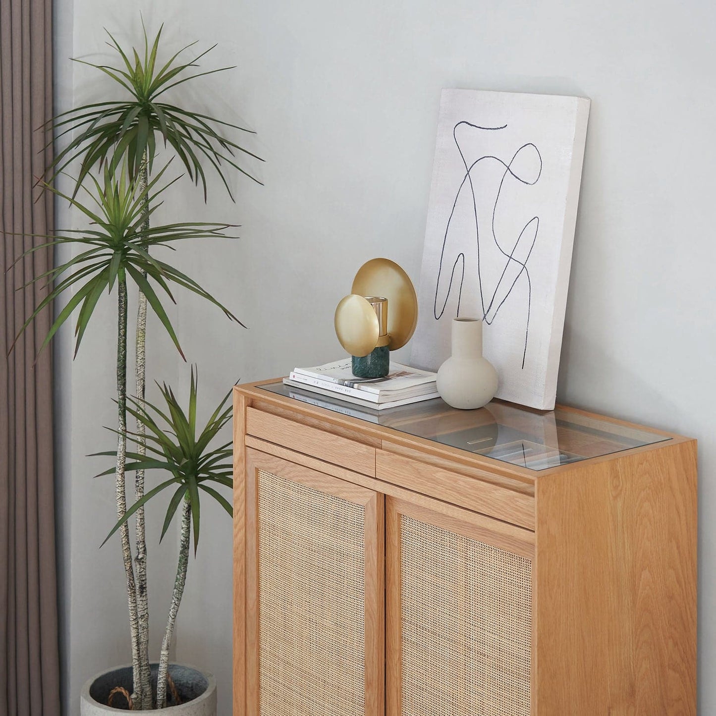 Buffet Torii / Portes en rotin tressé et plateau en verre