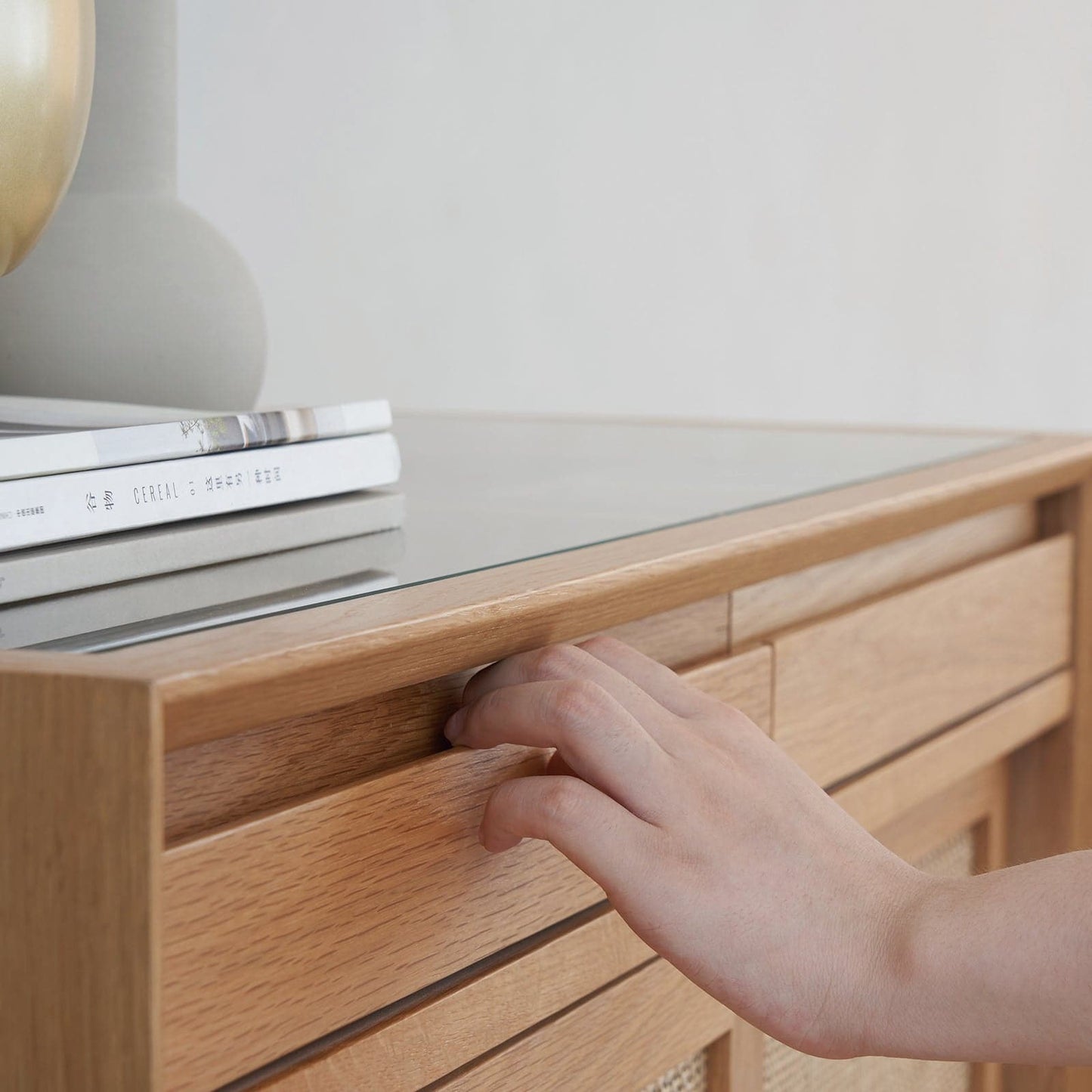 Buffet Torii / Portes en rotin tressé et plateau en verre