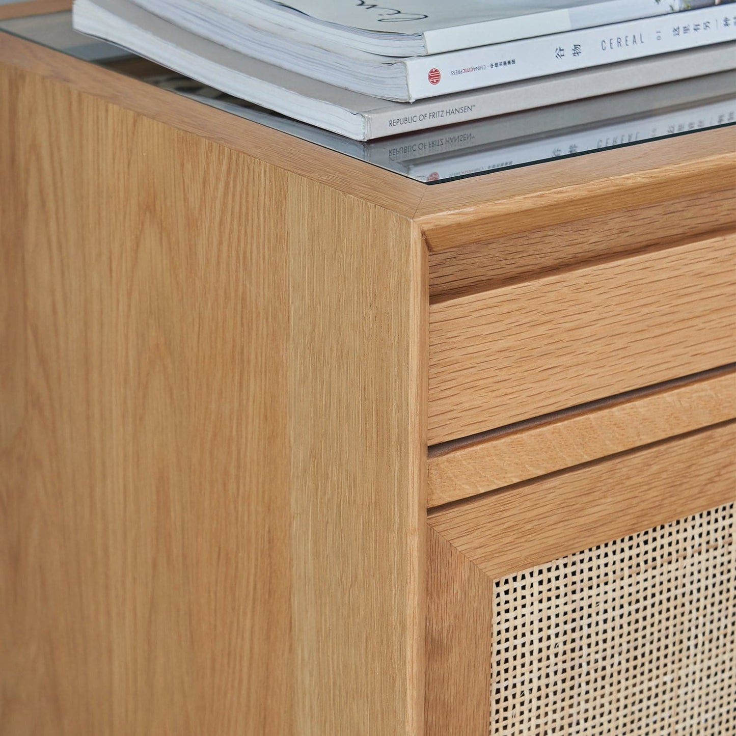 Buffet Torii / Portes en rotin tressé et plateau en verre