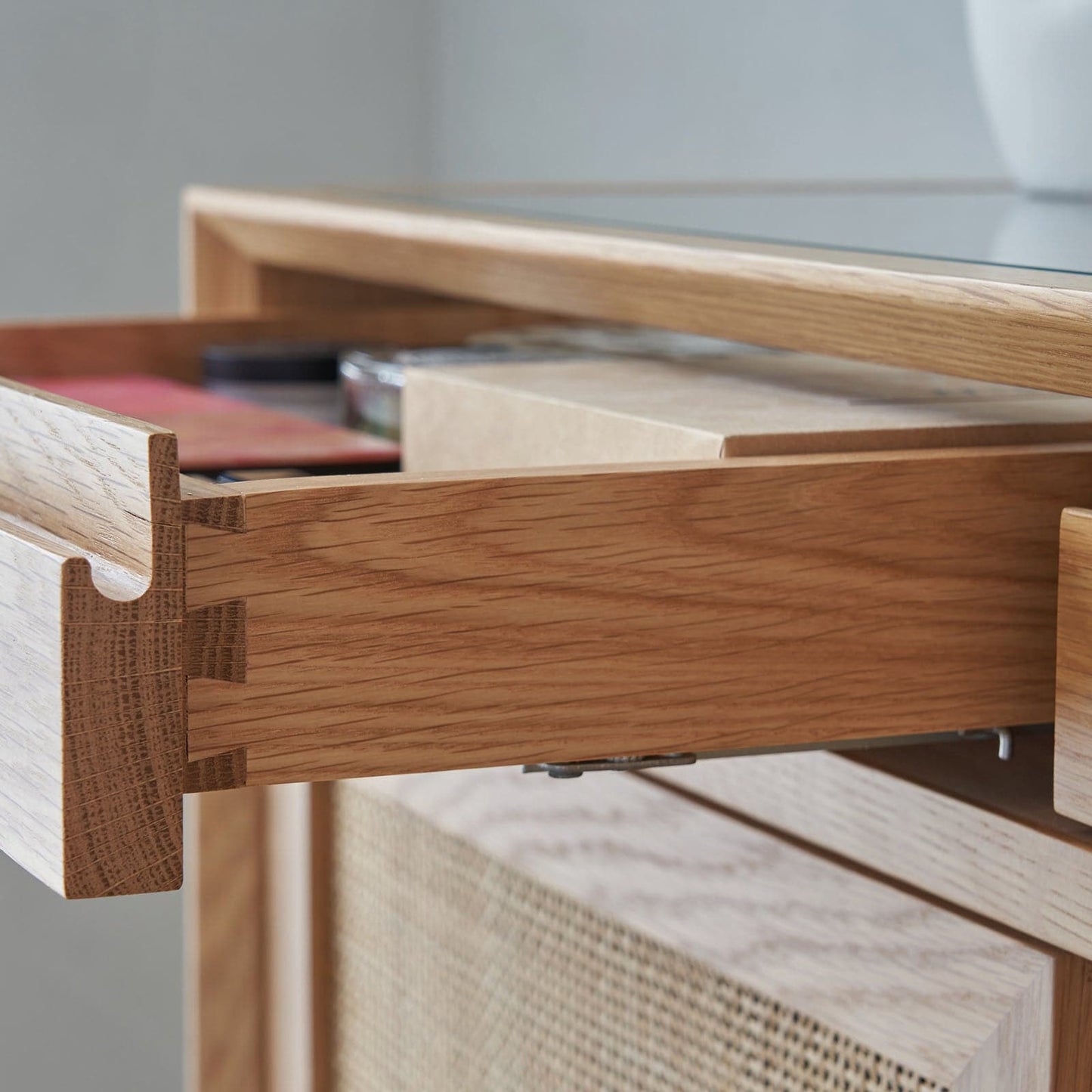 Buffet Torii / Portes en rotin tressé et plateau en verre