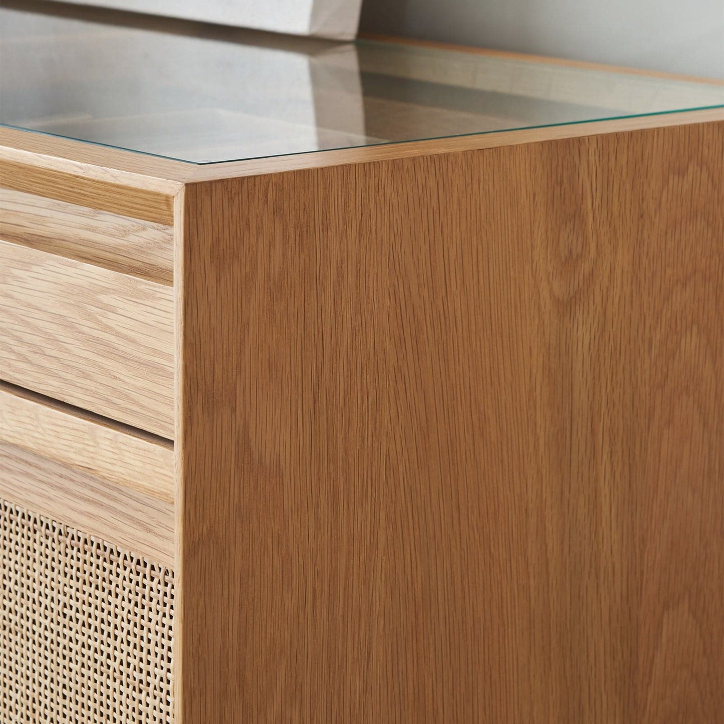 Buffet Torii / Portes en rotin tressé et plateau en verre