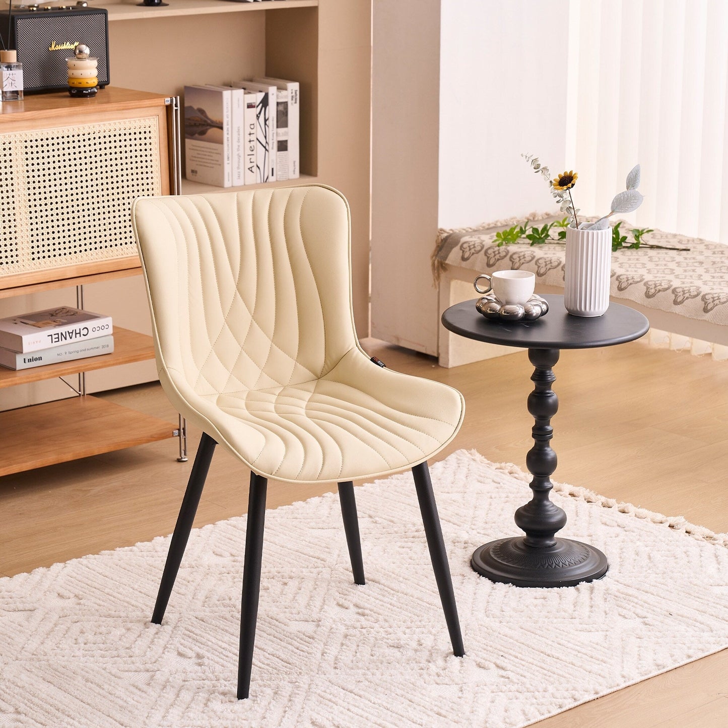 Ensemble de 2 chaises de salle à manger modernes sans accoudoirs, revêtues de cuir.